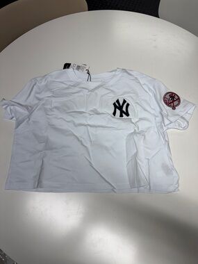 Pro Standard Womans New York Yankees White Cropped Tee